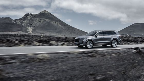 220 km/h Hybrydowy SUV typu plug-in Zasięg 700 km Cztery ekrany Sześcioosobowy samochód elektryczny