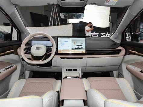 450 km / 580 km dalekiego zasięgu EV SUV Geely Geometry M6 Luksusowy 5-osobowy elektryczny SUV