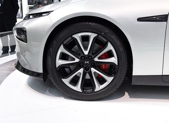 Inteligentny limuzynowy samochód elektryczny Xpeng P7 Nedc 2WD 4WD 480 586 670 706 km Zasięg