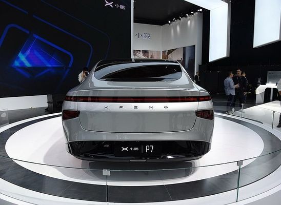 Inteligentny limuzynowy samochód elektryczny Xpeng P7 Nedc 2WD 4WD 480 586 670 706 km Zasięg