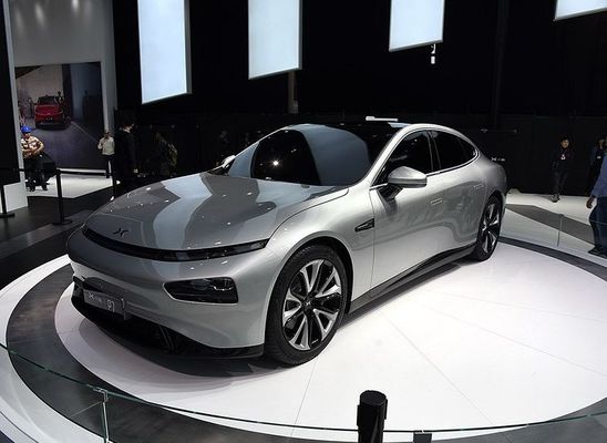 Inteligentny limuzynowy samochód elektryczny Xpeng P7 Nedc 2WD 4WD 480 586 670 706 km Zasięg