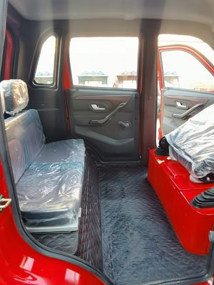 Benzynowy zamknięty trójkołowiec z wielokolorowym silnikiem, maksymalna prędkość 70 km/h