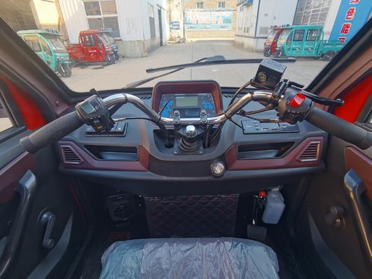 Benzynowy zamknięty trójkołowiec z wielokolorowym silnikiem, maksymalna prędkość 70 km/h