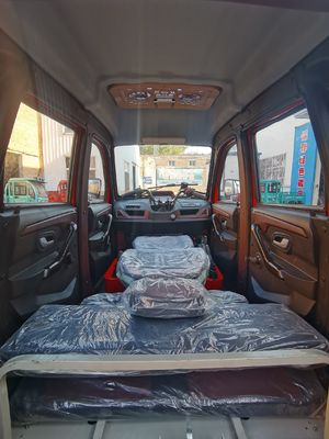 Benzynowy zamknięty trójkołowiec z wielokolorowym silnikiem, maksymalna prędkość 70 km/h