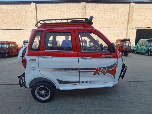 Benzynowy zamknięty trójkołowiec z wielokolorowym silnikiem, maksymalna prędkość 70 km/h