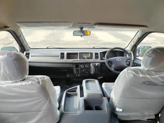 Komfortowy, benzynowany autobus dla pasażerów z 15 miejscami, przy maksymalnej prędkości 130 km/h