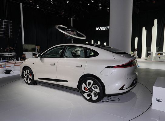 Zhiji LS6 Maksymalna moc 575kw Wszystkie samochody elektryczne z maksymalną prędkością 252 km / h