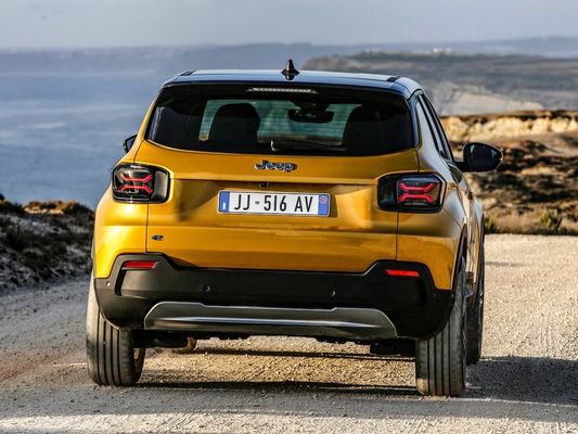 Mały, kompaktowy, rodzinny SUV, crossover elektryczny, Jeep Avenger z WLTP400km