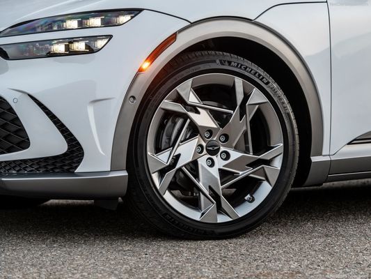 Genesis GV60 Upmarket All Electric Family Car Z akumulatorem 76,4kwh 350Nm Of Torque Model Boost & Drift