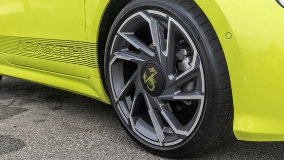 Słodki i sportowy w Abarth 500e Hot Hatchback Elektryczny samochód tak zabawny jak benzyna 152P.S Moc silnika