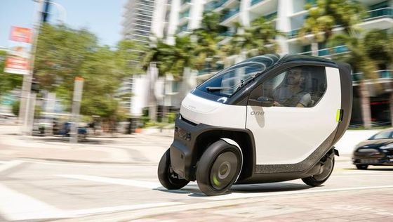 Mini ev car@ Nimbus One Kompaktny, nachylony samochód, zdolny do osiągania prędkości do 50 mil na godzinę z zasięgiem baterii do dojazdów miejskich