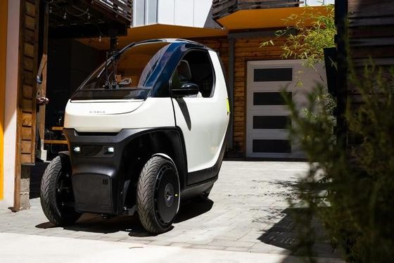 Mini ev car@ Nimbus One Kompaktny, nachylony samochód, zdolny do osiągania prędkości do 50 mil na godzinę z zasięgiem baterii do dojazdów miejskich