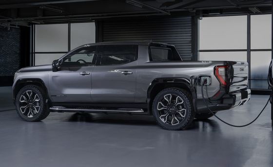 GMC Sierra EV podwójny układ napędowy z 754P przeznaczony do holowania do 9500 funtów i może ciągnąć do 1300 funtów ładunku użytecznego