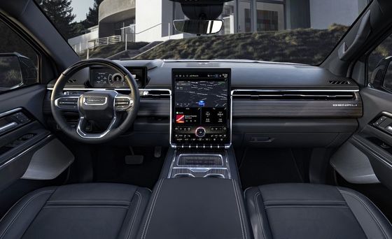 GMC Sierra EV podwójny układ napędowy z 754P przeznaczony do holowania do 9500 funtów i może ciągnąć do 1300 funtów ładunku użytecznego