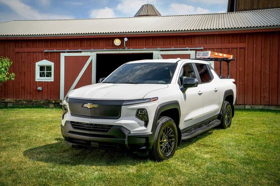 Nowy pickup 2024 Chevrolet Silverado EV z imponującym zasięgiem 450 mil EPA pracujący przy 10000 funtów pociągu