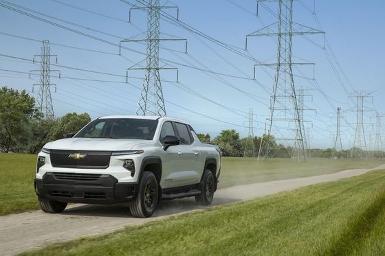 Nowy pickup 2024 Chevrolet Silverado EV z imponującym zasięgiem 450 mil EPA pracujący przy 10000 funtów pociągu