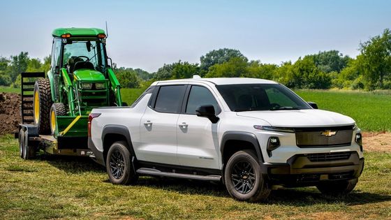 Nowy pickup 2024 Chevrolet Silverado EV z imponującym zasięgiem 450 mil EPA pracujący przy 10000 funtów pociągu