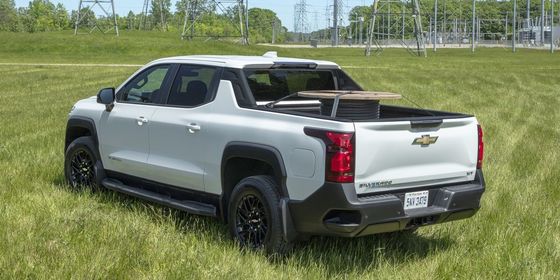 Nowy pickup 2024 Chevrolet Silverado EV z imponującym zasięgiem 450 mil EPA pracujący przy 10000 funtów pociągu