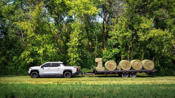Nowy pickup 2024 Chevrolet Silverado EV z imponującym zasięgiem 450 mil EPA pracujący przy 10000 funtów pociągu