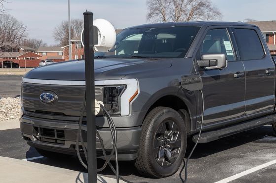 Samochód elektryczny Ford F-150 oświetlenie pickup czysto elektryczny z dużym zasięgiem i ogromnym magazynem