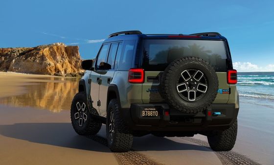 Nadchodzący w pełni elektryczny SUV 2024 Jeep Recon EV z składanymi drzwiami dachowymi i skałami.