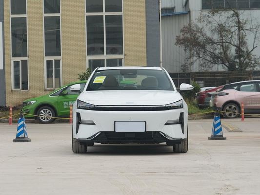 2024 Geely L6 Plug In Hybrid Electric Car z zasięgiem 1370 km