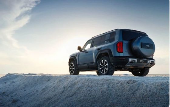 Nowy elektryczny z napędem na cztery koła PHEV Byd Formula Leopard 5 z maksymalną mocą wyjściową 505 kW i maksymalnym momentem obrotowym 760 N · m.