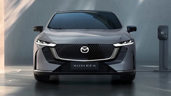Pierwszy czysto elektryczny pojazd Mazda EZ-6 to elegancki sedan z napędem tylnym.
