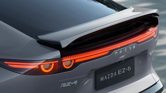 Pierwszy czysto elektryczny pojazd Mazda EZ-6 to elegancki sedan z napędem tylnym.