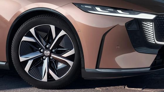 Pierwszy czysto elektryczny pojazd Mazda EZ-6 to elegancki sedan z napędem tylnym.