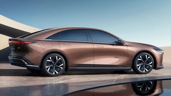 Pierwszy czysto elektryczny pojazd Mazda EZ-6 to elegancki sedan z napędem tylnym.