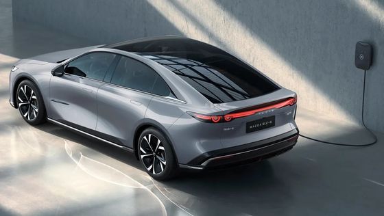 Pierwszy czysto elektryczny pojazd Mazda EZ-6 to elegancki sedan z napędem tylnym.