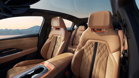 Pierwszy czysto elektryczny pojazd Mazda EZ-6 to elegancki sedan z napędem tylnym.