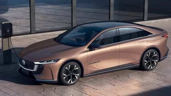 Pierwszy czysto elektryczny pojazd Mazda EZ-6 to elegancki sedan z napędem tylnym.