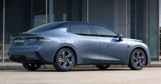 Silny nowy samochód hybrydowy LYNK&CO 07 EM-P z 163 KM i 255 Nm momentu obrotowego oraz 160 kW mocy silnika i 3 prędkości skrzyni biegów DHT