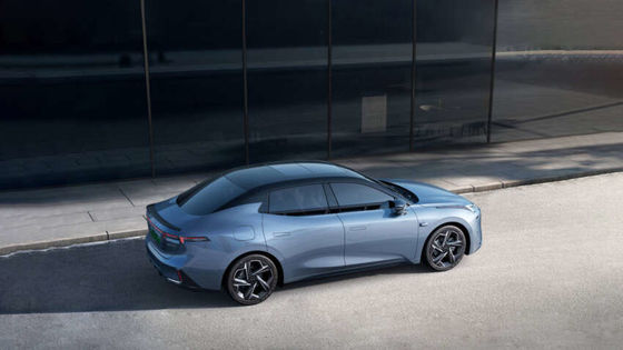 Silny nowy samochód hybrydowy LYNK&CO 07 EM-P z 163 KM i 255 Nm momentu obrotowego oraz 160 kW mocy silnika i 3 prędkości skrzyni biegów DHT