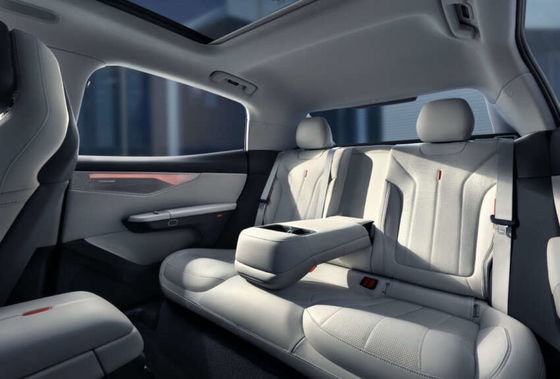 Silny nowy samochód hybrydowy LYNK&CO 07 EM-P z 163 KM i 255 Nm momentu obrotowego oraz 160 kW mocy silnika i 3 prędkości skrzyni biegów DHT