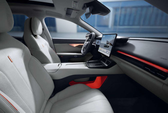 Silny nowy samochód hybrydowy LYNK&CO 07 EM-P z 163 KM i 255 Nm momentu obrotowego oraz 160 kW mocy silnika i 3 prędkości skrzyni biegów DHT