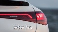 Elektryczny samochód Mercedes-Benz EQE AMG 53 4MATIC+ z mocą silnika 460kw/625P.s 220km/h
