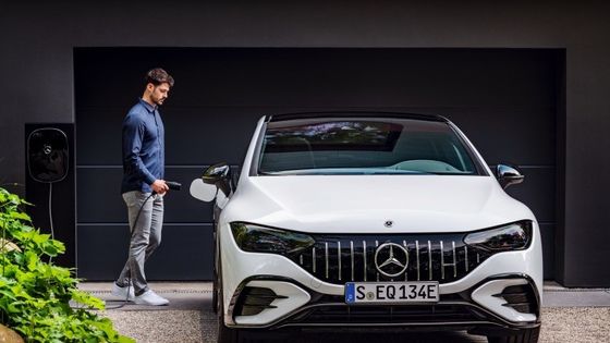 Elektryczny samochód Mercedes-Benz EQE AMG 53 4MATIC+ z mocą silnika 460kw/625P.s 220km/h