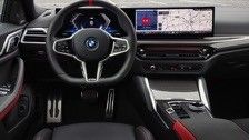 Czysto elektryczny pojazd o wysokiej wydajności zasięg 450km BMW i4 przyspieszenie 0-100km/h przy 3,9s 225km/h prędkość maksymalna 400kw mocy