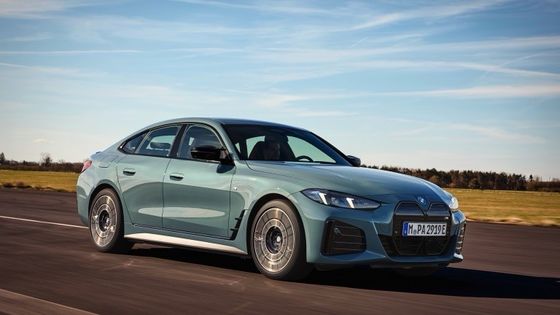 Czysto elektryczny pojazd o wysokiej wydajności zasięg 450km BMW i4 przyspieszenie 0-100km/h przy 3,9s 225km/h prędkość maksymalna 400kw mocy