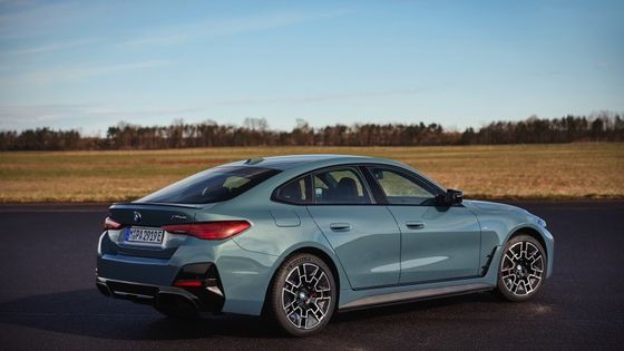 Czysto elektryczny pojazd o wysokiej wydajności zasięg 450km BMW i4 przyspieszenie 0-100km/h przy 3,9s 225km/h prędkość maksymalna 400kw mocy