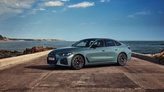 Czysto elektryczny pojazd o wysokiej wydajności zasięg 450km BMW i4 przyspieszenie 0-100km/h przy 3,9s 225km/h prędkość maksymalna 400kw mocy