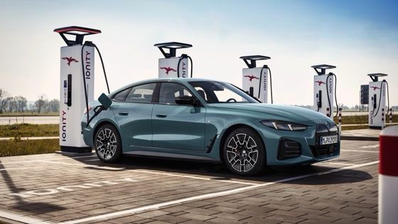 Czysto elektryczny pojazd o wysokiej wydajności zasięg 450km BMW i4 przyspieszenie 0-100km/h przy 3,9s 225km/h prędkość maksymalna 400kw mocy