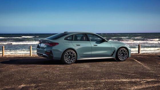 Czysto elektryczny pojazd o wysokiej wydajności zasięg 450km BMW i4 przyspieszenie 0-100km/h przy 3,9s 225km/h prędkość maksymalna 400kw mocy