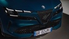 Pierwszy kompaktowy samochód elektryczny Alfa Romeo Junior Electric z baterią o mocy 54,8 kWh i maksymalną mocą 158 kWh, do zasięgu 345 mil.