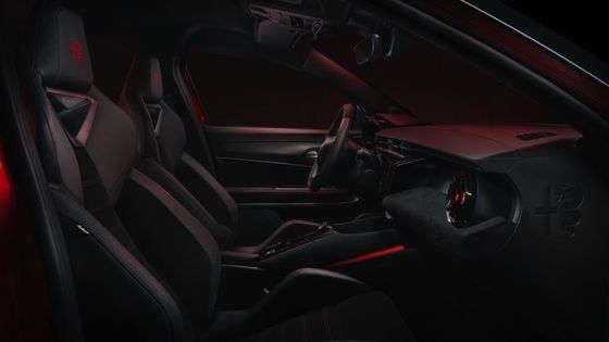 Pierwszy kompaktowy samochód elektryczny Alfa Romeo Junior Electric z baterią o mocy 54,8 kWh i maksymalną mocą 158 kWh, do zasięgu 345 mil.