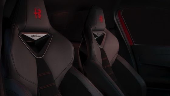 Pierwszy kompaktowy samochód elektryczny Alfa Romeo Junior Electric z baterią o mocy 54,8 kWh i maksymalną mocą 158 kWh, do zasięgu 345 mil.