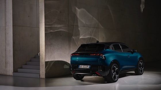 Pierwszy kompaktowy samochód elektryczny Alfa Romeo Junior Electric z baterią o mocy 54,8 kWh i maksymalną mocą 158 kWh, do zasięgu 345 mil.